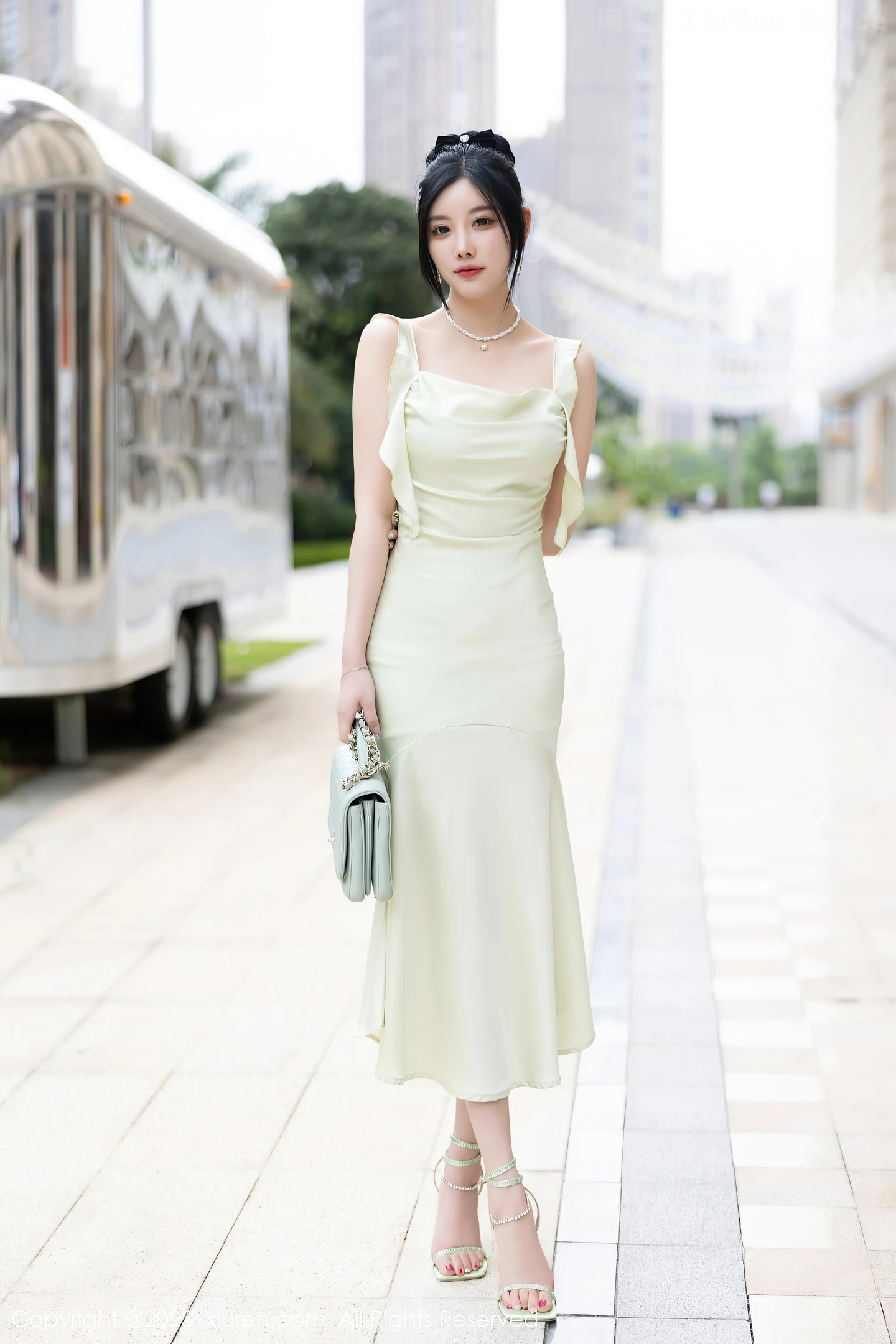 图片[2]-[XiuRen秀人网]VOL.7410 女神杨晨晨Yome淡绿连衣长裙+轻透薄纱情趣旗袍惹火诱惑写真82P-秀人网官方网站